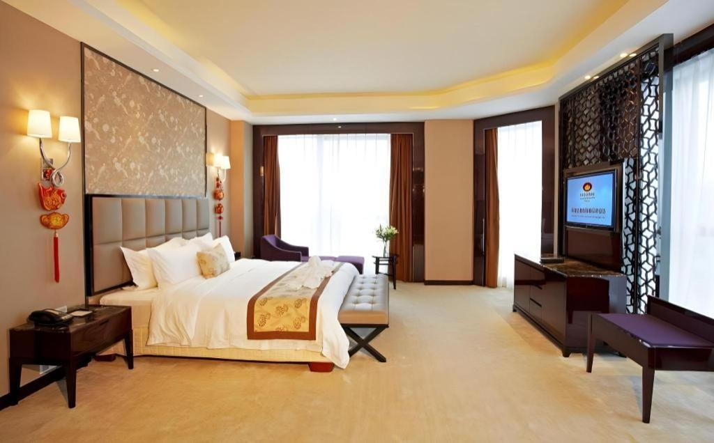 Eurasia Convention International Hotel Ухань Экстерьер фото