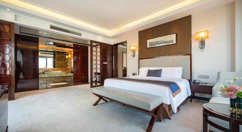 Eurasia Convention International Hotel Ухань Экстерьер фото